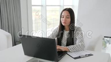 秘书揉皱文件，漂亮的女经理在白色办公室的办公桌上打印笔记本电脑上的文字，金融危机
